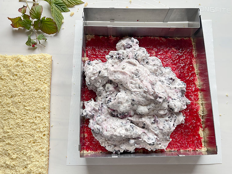 Biszkoptowe ciasto jeżynowe - straciatella-przygotowanie