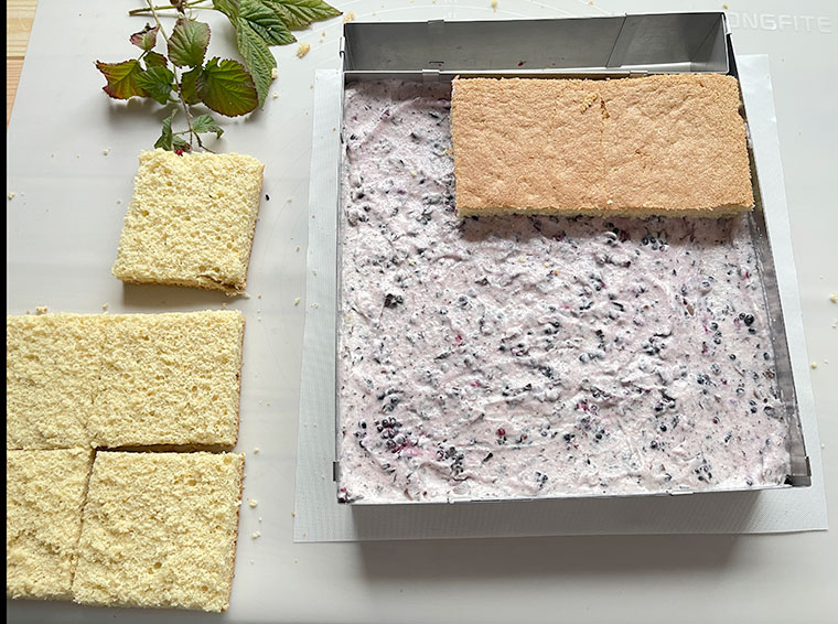 Biszkoptowe ciasto jeżynowe -straciatella