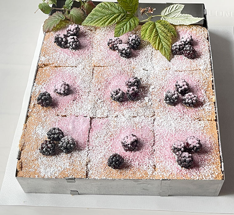 Biszkoptowe ciasto jeżynowe -straciatella