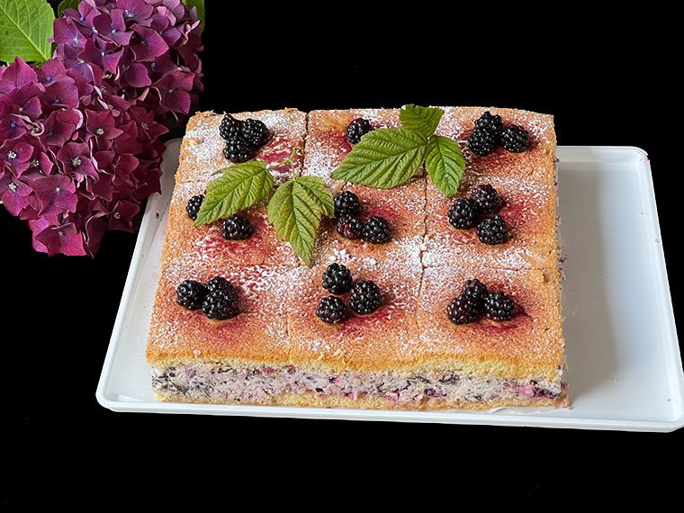 Biszkoptowe ciasto jeżynowe - straciatella