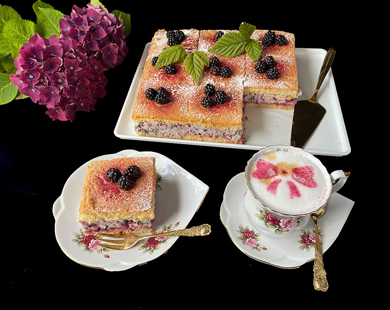 Biszkoptowe ciasto jeżynowe -straciatella