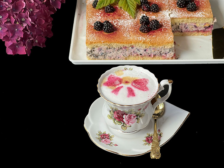 Biszkoptowe ciasto jeżynowe -straciatella