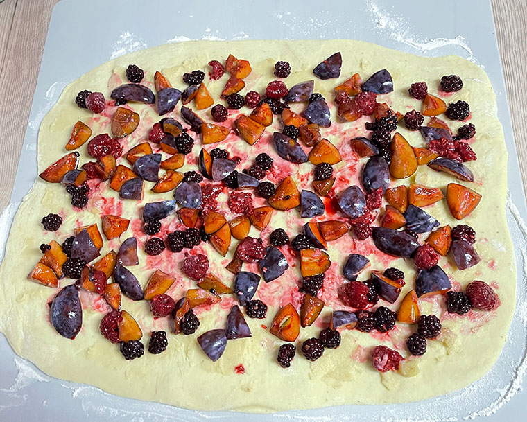 Drożdżowe bułeczki ze śliwkami, malinami i jeżynami- przygotowanie