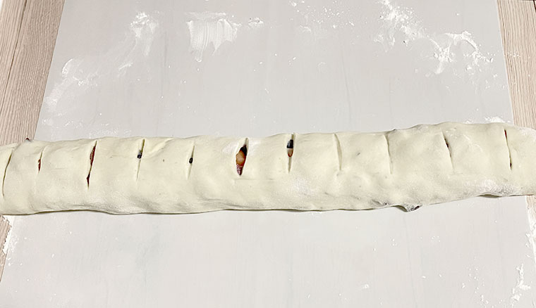 Drożdżowe bułeczki ze śliwkami, malinami i jeżynami