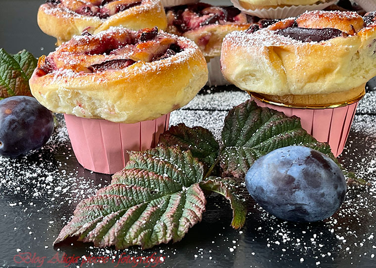 Drożdżowe bułeczki ze śliwkami, malinami i jeżynami