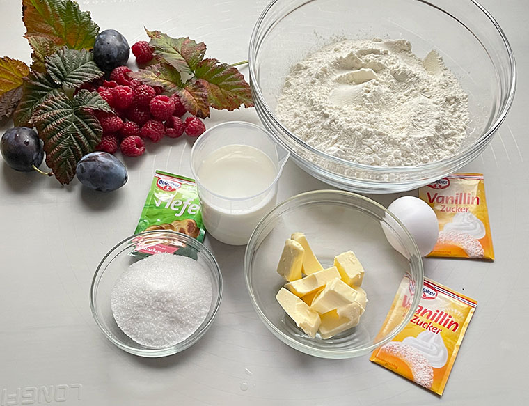 Drożdżowe bułeczki ze śliwkami, malinami i jeżynami