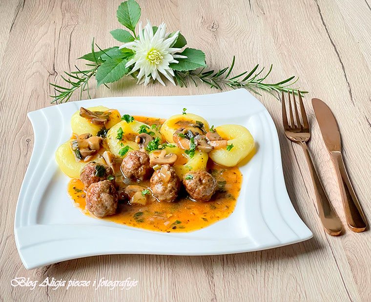 Kluski-śląskie-z-klopsami