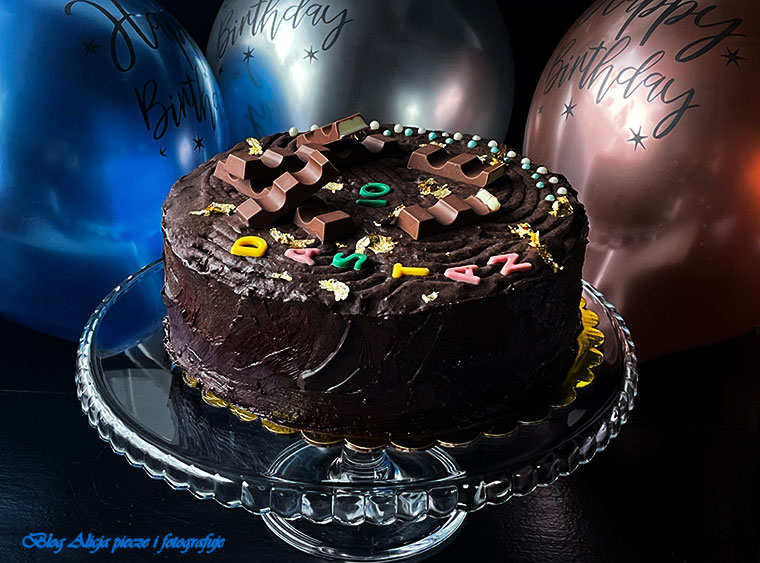 Tort mocno czekoladowy urodzinowy