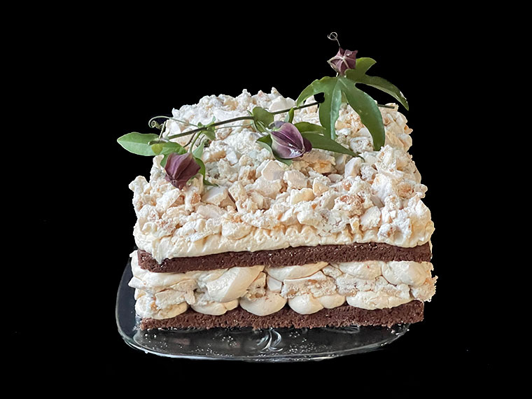 Tort kakaowo - karmelowy z bezą orzechową