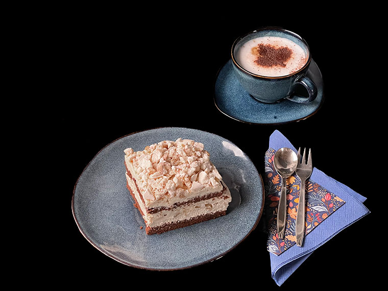 Tort kakaowo - karmelowy z bezą orzechową