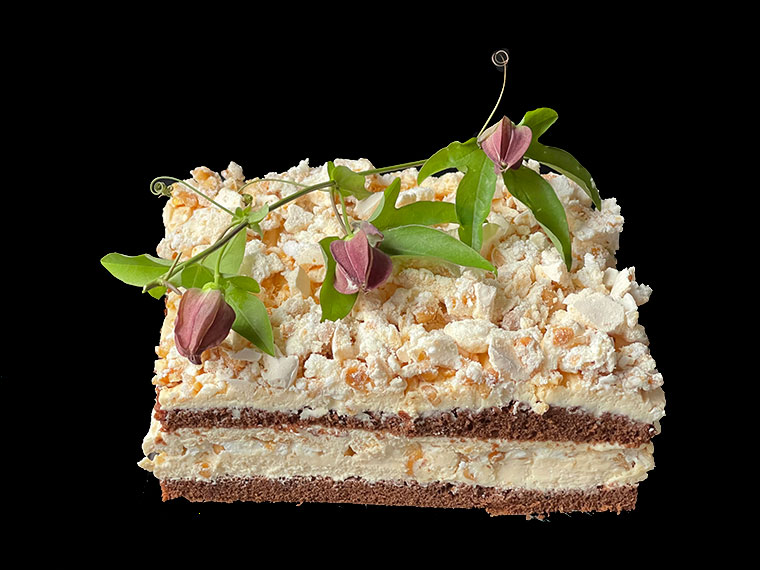 Tort kakaowo - karmelowy z bezą orzechową