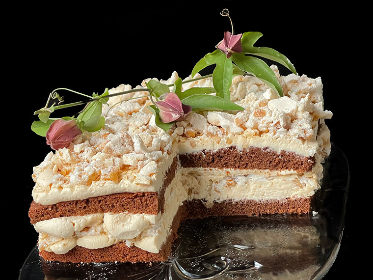 Tort kakaowo - karmelowy z bezą orzechową