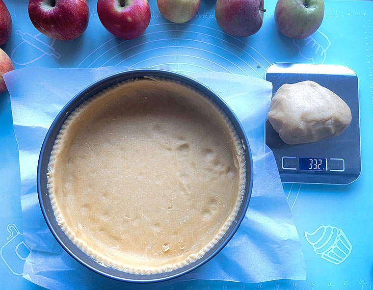 Tort jabłkowy - bezowy