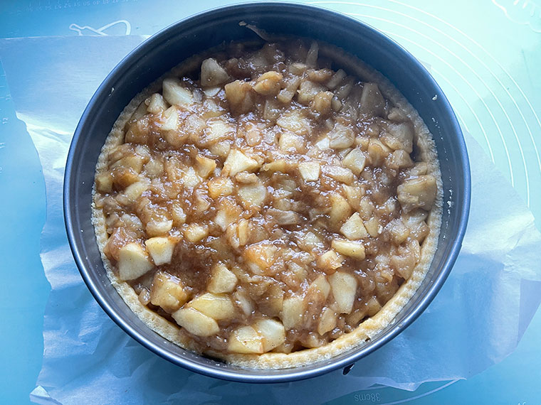 Tort jabłkowy - bezowy