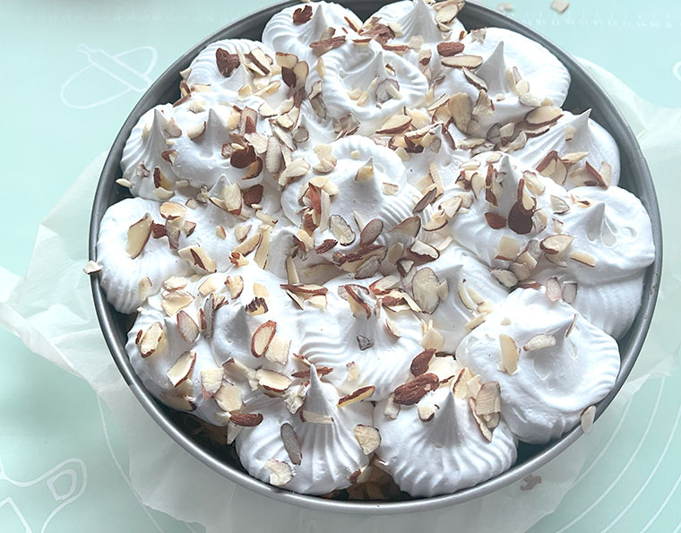 Tort jabłkowy - bezowy