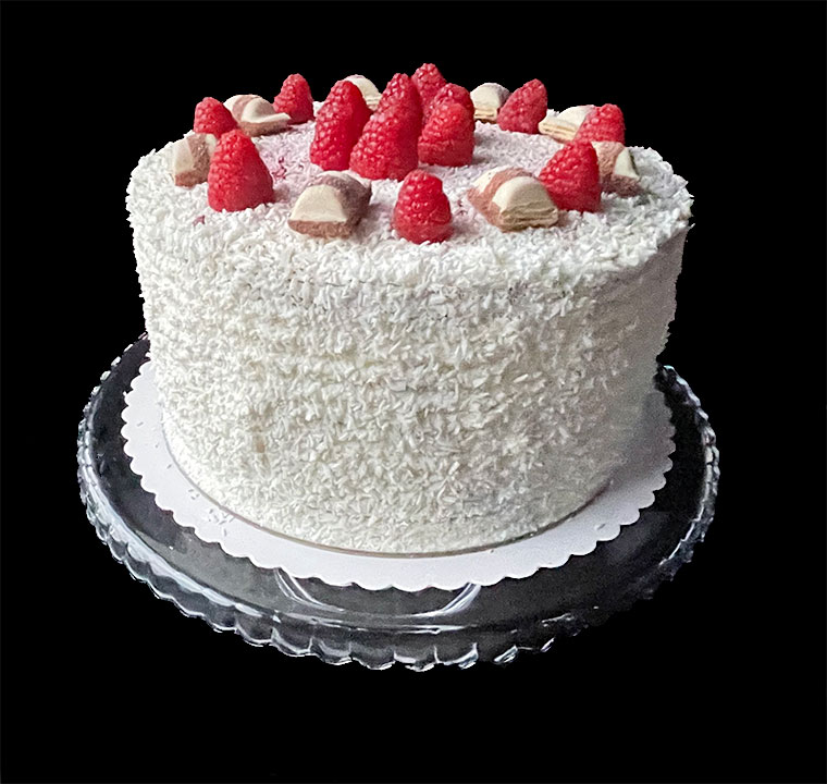 Biały tort z wiśniami i malinami