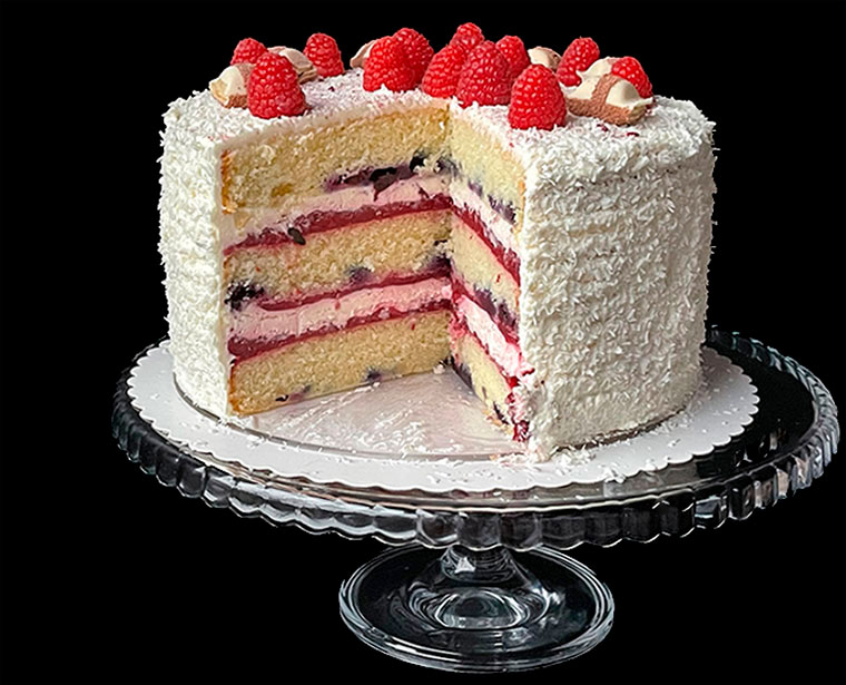 Tort biały z wiśniami i malinami