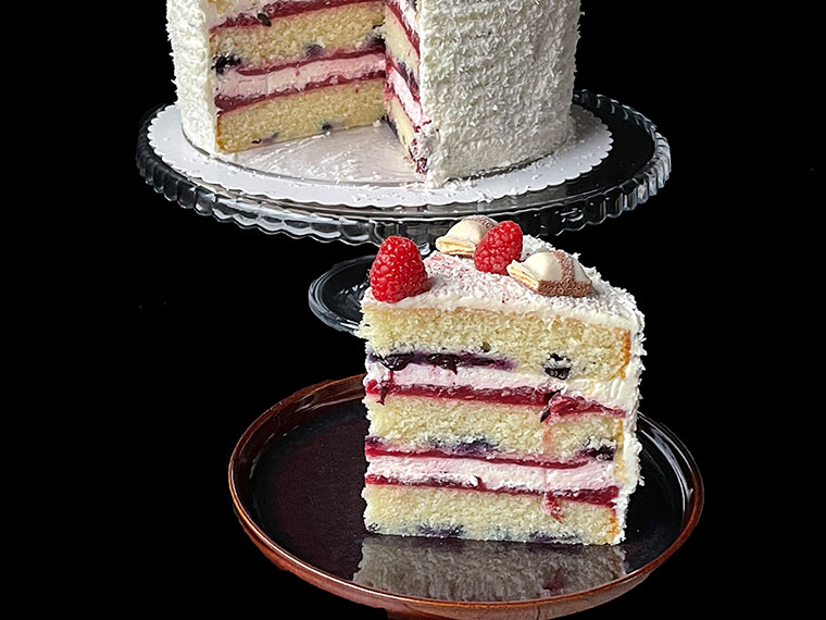 Tort biały z wiśniami i malinami