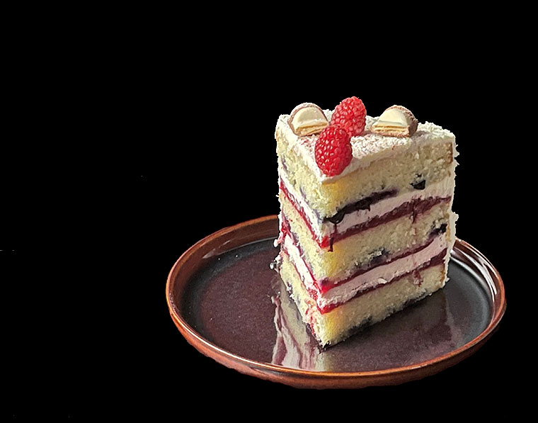 Tort biały z wiśniami i malinami