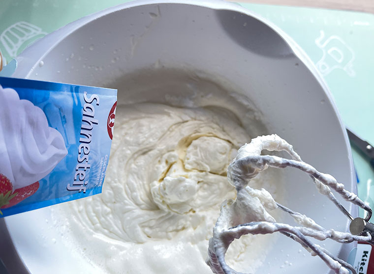 Biały tort z wiśniami i malinami