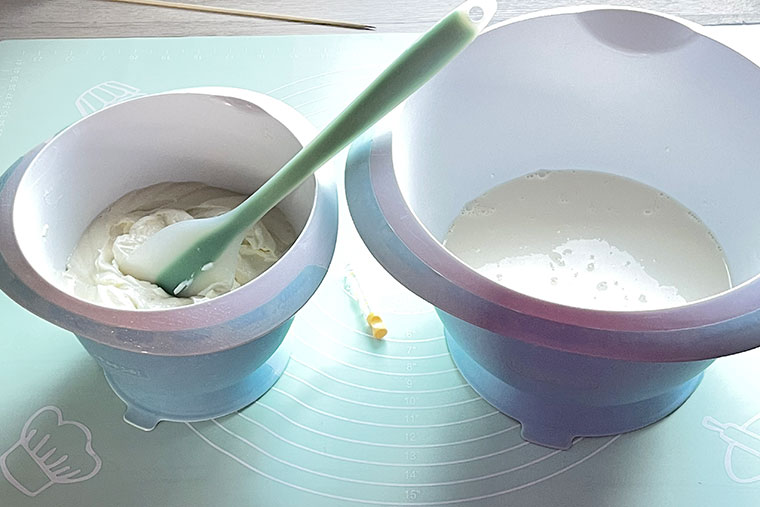 Biały tort z wiśniami i malinami