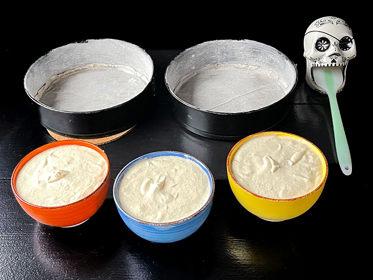 Biały tort z wiśniami i malinami-