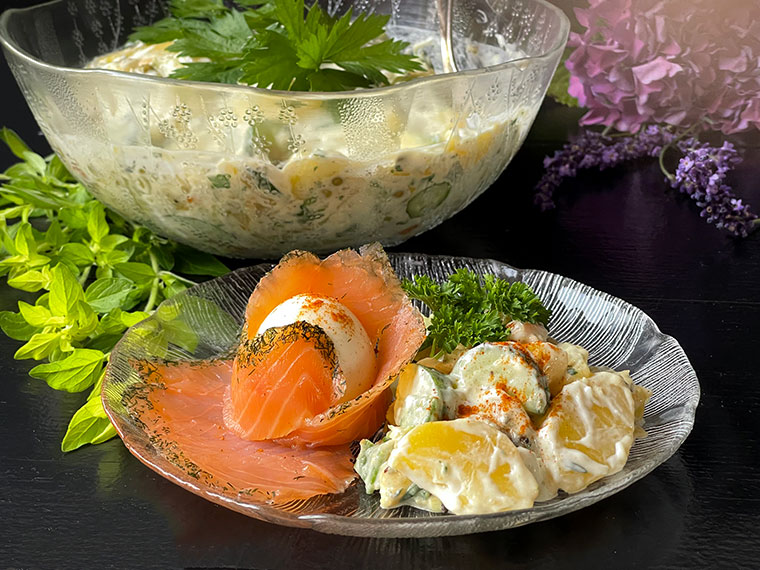 nieco później zupka szparagowa-krem /klik/i łosoś z sałatką ziemniaczaną.