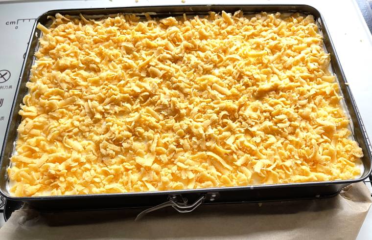 Jogurtowy sernik z brzoskwiniami