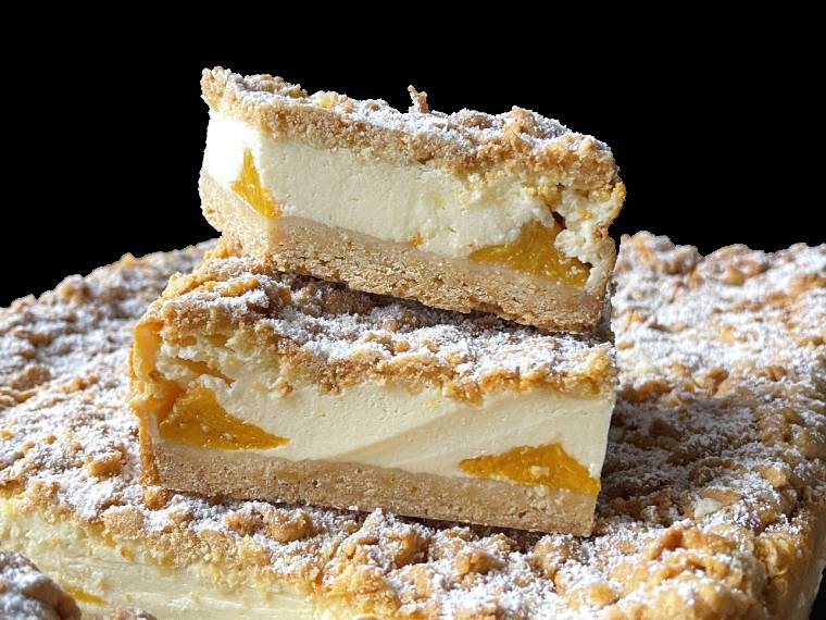 Jogurtowy sernik z brzoskwiniami