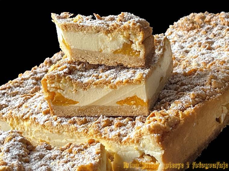 Jogurtowy sernik z brzoskwiniami