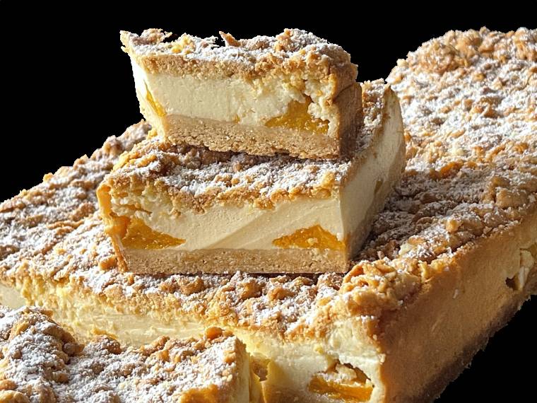 Jogurtowy sernik z brzoskwiniami