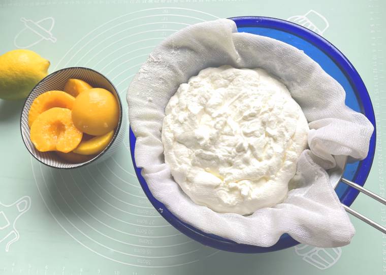 Jogurtowy sernik z brzoskwiniami