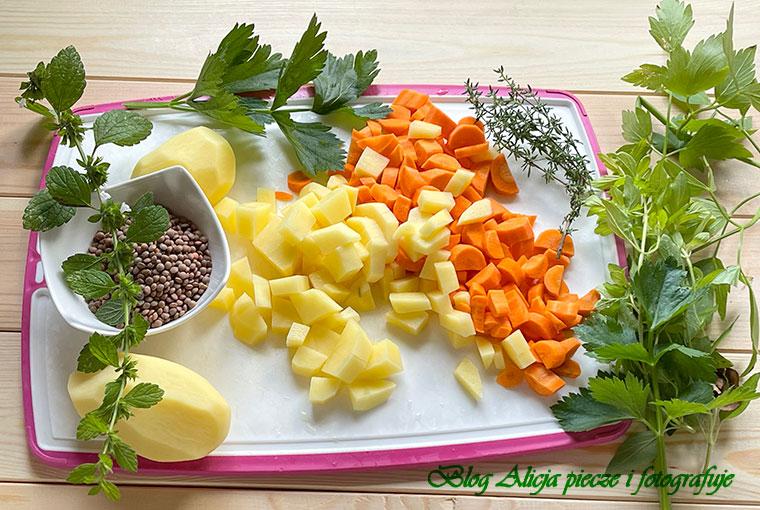 Zupa z ciecierzycy z kiełbaską