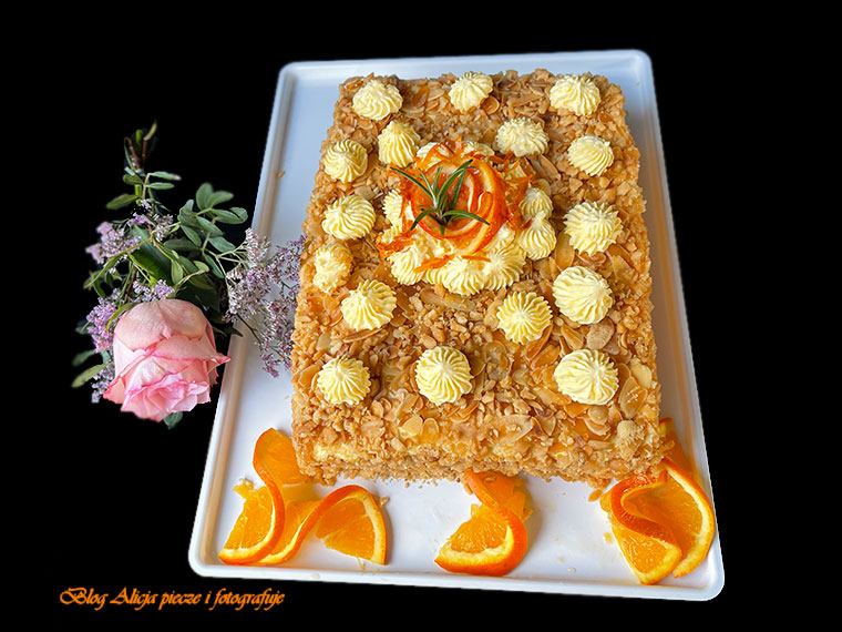 Tort z kremem z krwistych pomarańczy