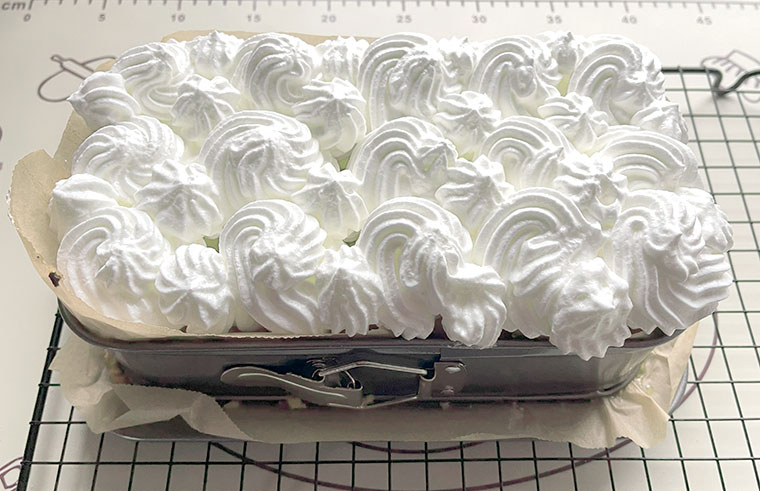 jabłecznik-na-kruszonce-z-beza