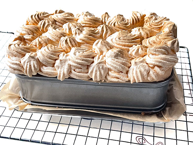 jabłecznik-na-kruszonce-z-beza