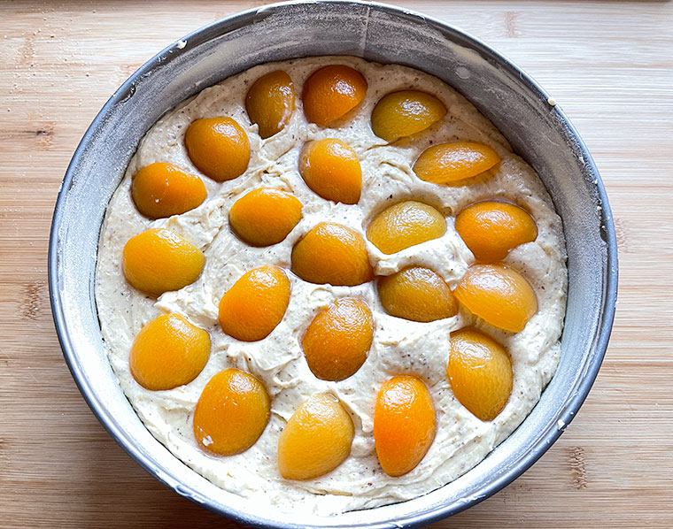 Orzechowe ciasto z morelami-przygotowanie