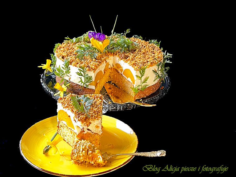 Wielkanocny tort marchewkowo - brzoskwiniowy