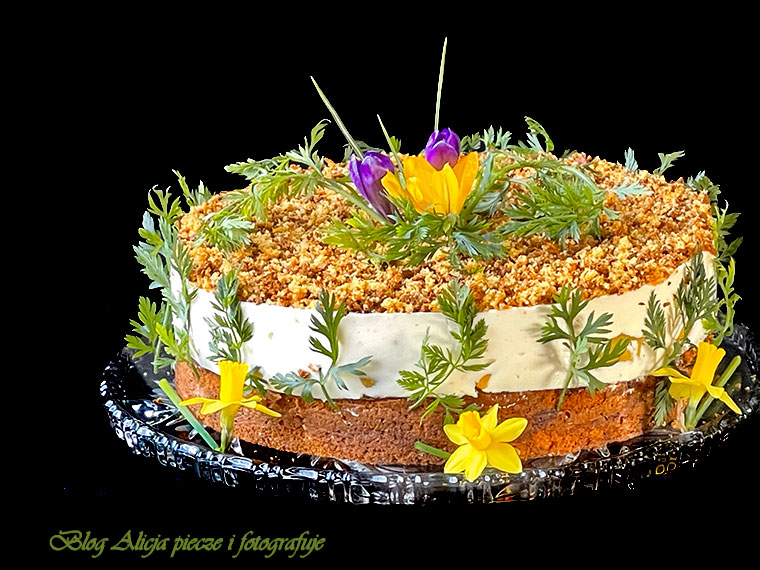 Wielkanocny tort marchewkowo - brzoskwiniowy