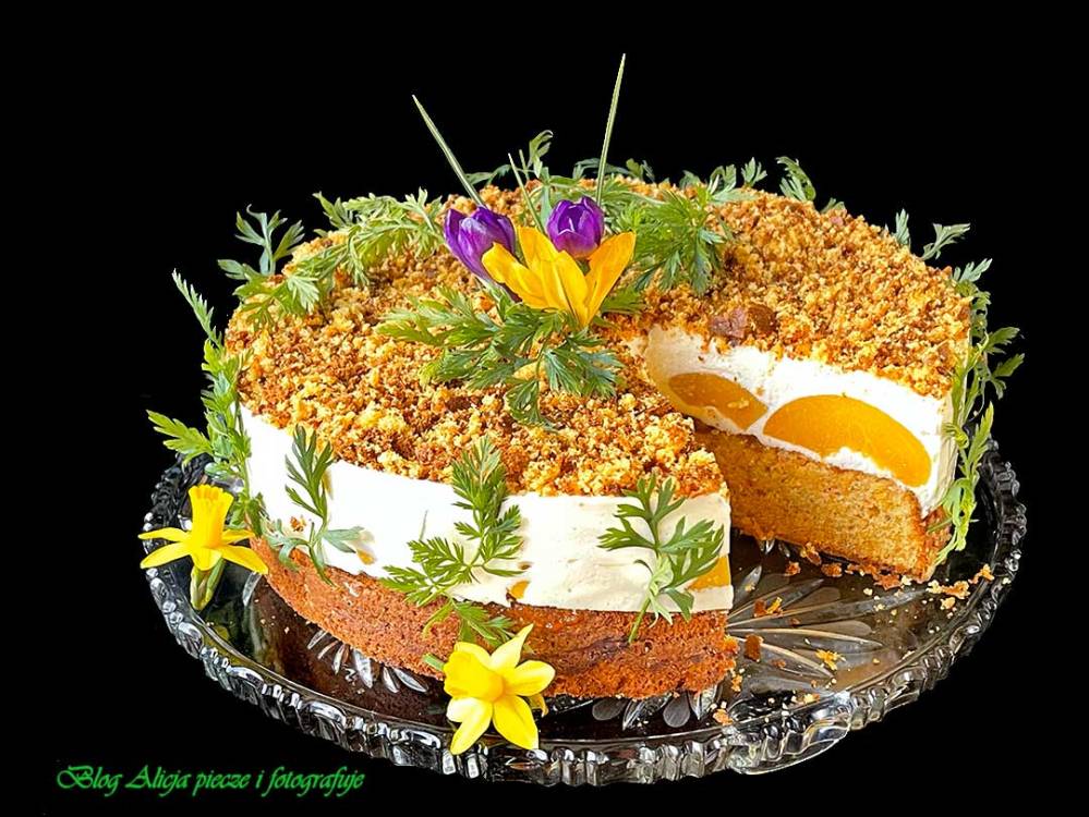 wielkanocny-tort-marchewkowo-brzoskwiniowy-z-mousse