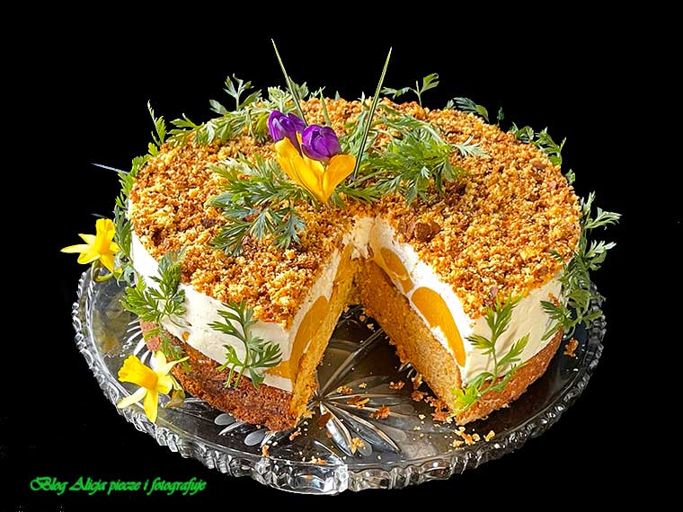 wielkanocny-tort-marchewkowo-brzoskwiniowy -z-mousse