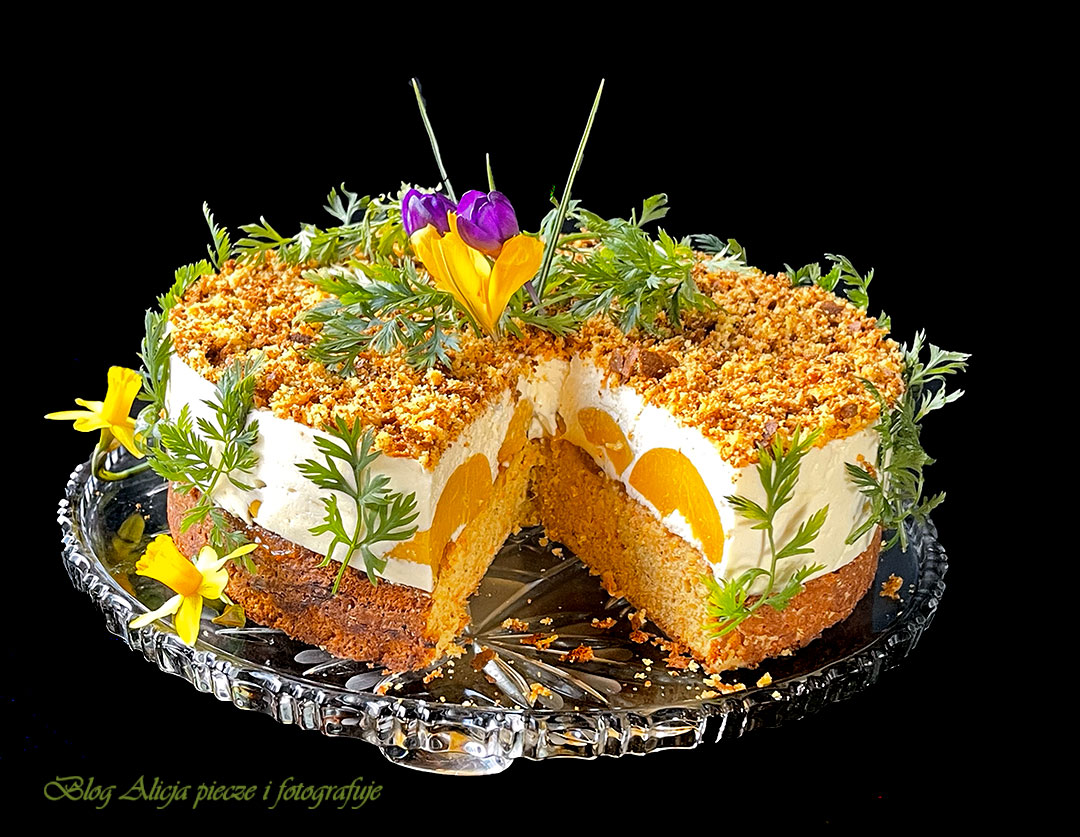 Tort marchewkowo – brzoskwiniowy z mousse