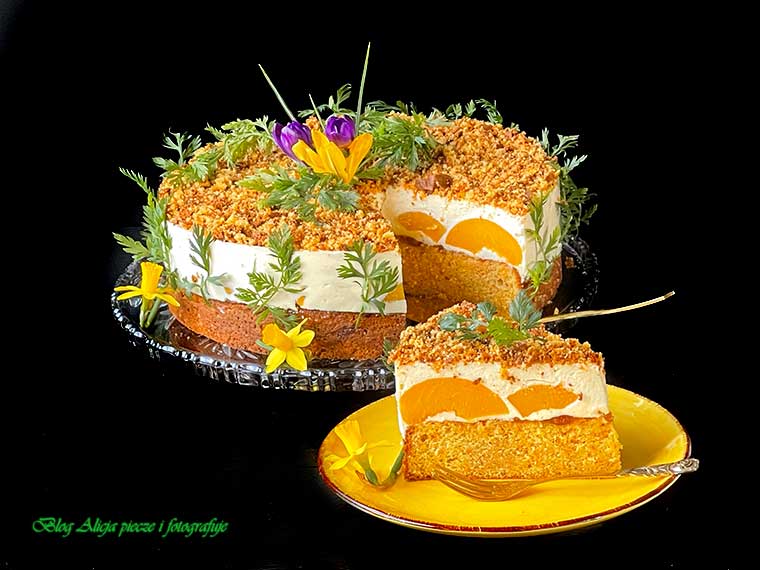 wielkanocny-tort-marchewkowo-brzoskwiniowy-z-mousse