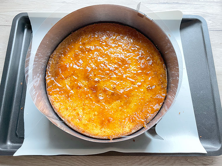 Wielkanocny tort marchewkowo - brzoskwiniowy z mousse