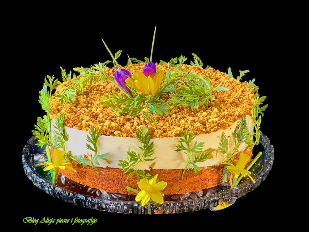 Wielkanocny tort marchewkowo - brzoskwiniowy z mousse