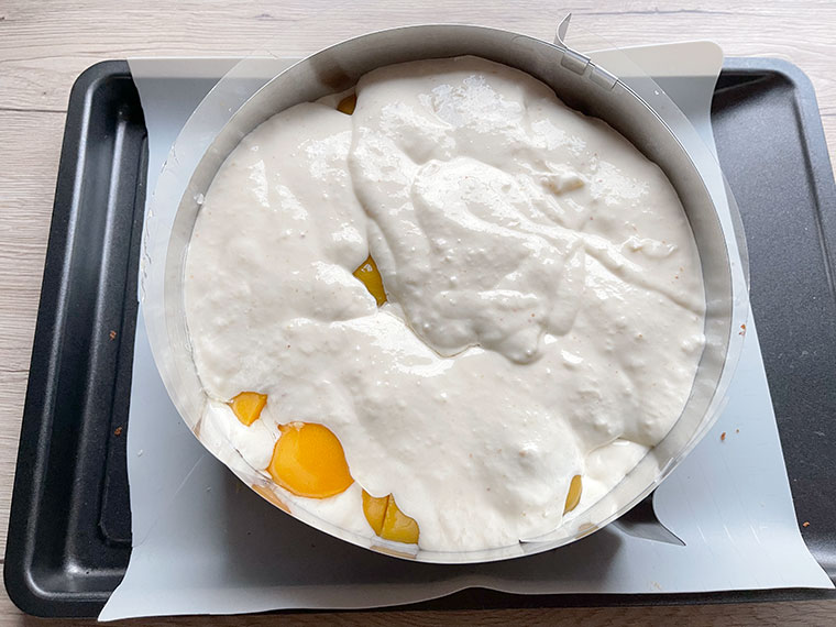 Wielkanocny tort marchewkowo - brzoskwiniowy z mousse