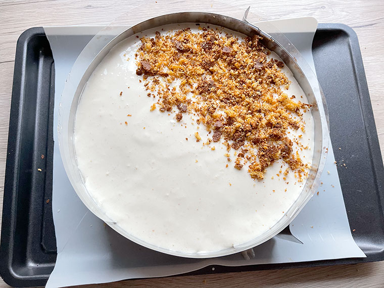 Wielkanocny tort marchewkowo - brzoskwiniowy z mousse