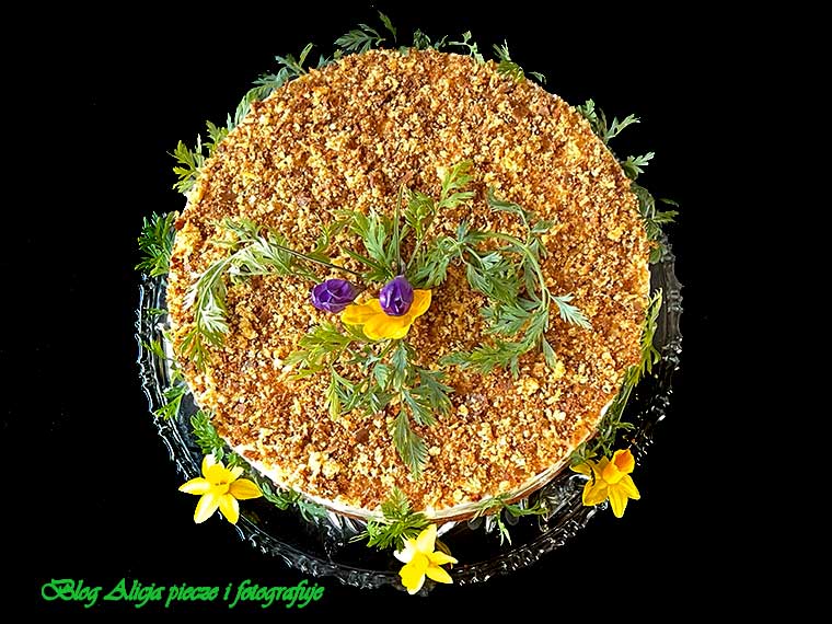 wielkanocny-tort-marchewkowo-brzoskwiniowy-z-mousse