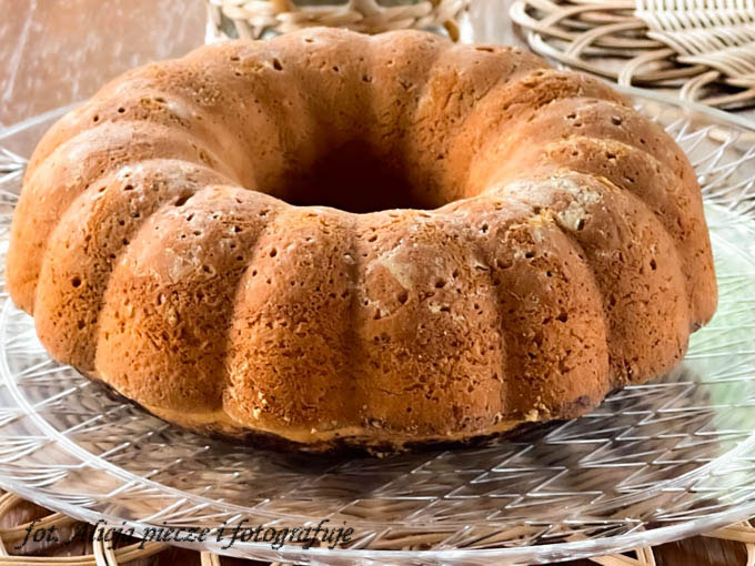 Babka z ciemnymi winogronami