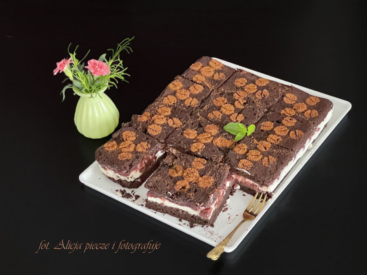 Czekoladowe ciasto z wiśniami i kremem